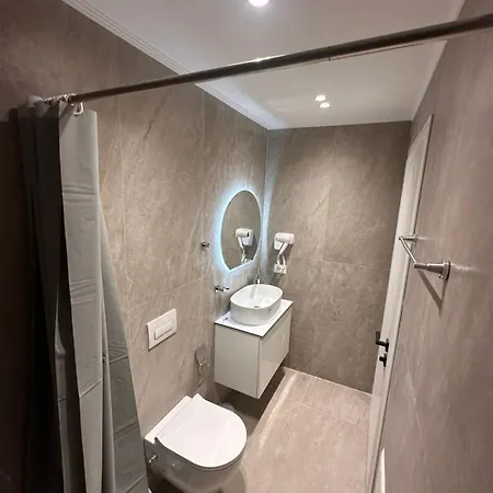 Logan Hotel *